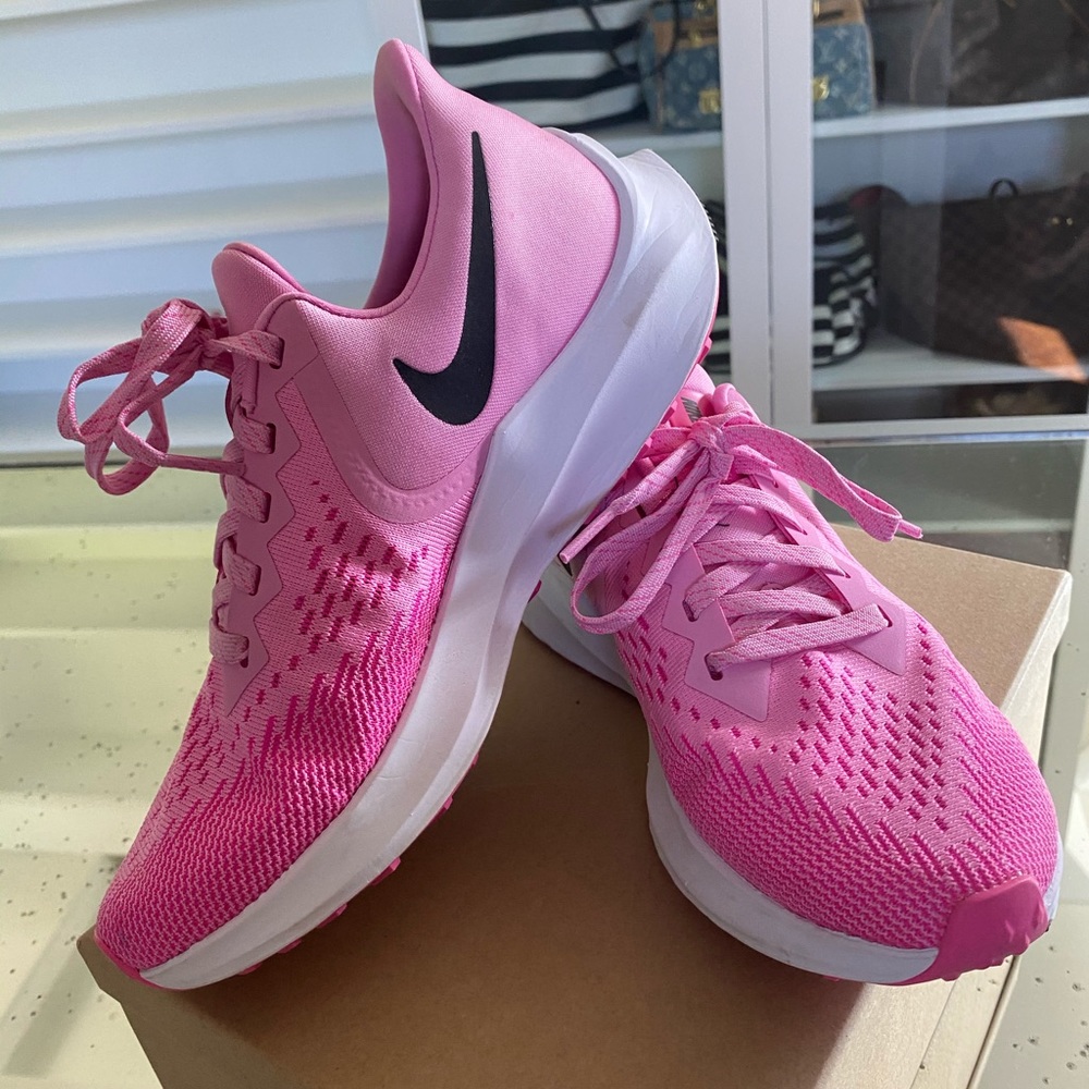 Nike tennis shoes